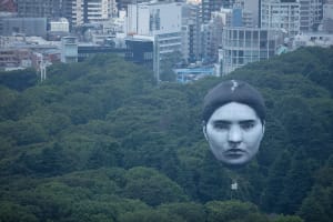 ビル7階分の巨大な顔が東京の空に浮上、アートプロジェクト「まさゆめ」が開始