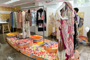 服や雑貨類をアップサイクルする新施設「ニューメイクラボ」が原宿にオープン　ミッソーニやデサントが衣料品提供