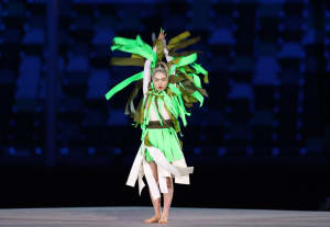 東京オリンピック閉会式でアオイヤマダがダンス披露、衣装は飯嶋久美子が制作