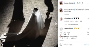 カニエ・ウェストの新アルバムイベントにキム・カーダシアンが登場、「バレンシアガ」のウェディングドレスを着用