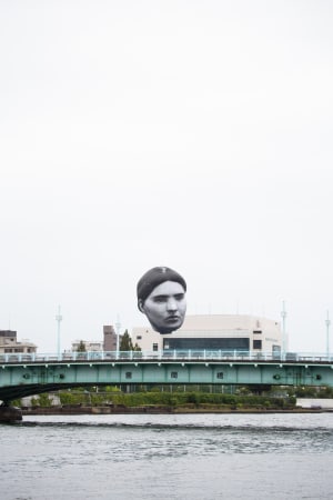 話題を集めた巨大な顔が再び東京上空に、アートチーム「目」のプロジェクト