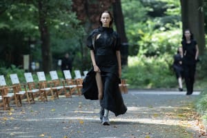 ホワイトマウンテニアリング約9年ぶりの東京ショーは新宿の森の中　全モデルに女性を起用