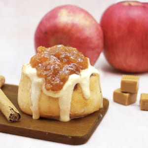 シナモンロール専門店シナボンからりんごとシナモンのハーモニーを楽しめる新作「キャラメルりんごミニボン」登場