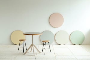 天板カラーとサイズが選べる「Favrica」のラウンドテーブルに注目、マットな触り心地とニュアンス感のある発色