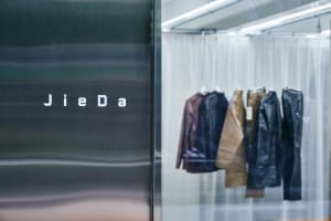 藤田宏行が手掛ける「ジエダ」が初の旗艦店をオープン、ネームとのコラボアイテム発売