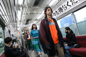 電車とホームで初のファッションショー　「カラー」が京急車両をジャック