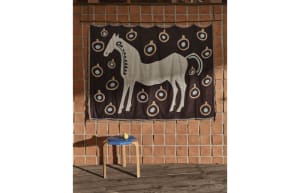 マリメッコ、黒い馬を意味する「ムスタ タンマ」柄のホームコレクションを復刻