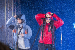 暴風雨や雪を再現したワークマンの「過酷ファッションショー」、今年は水上で開催　炎のランウェイが出現