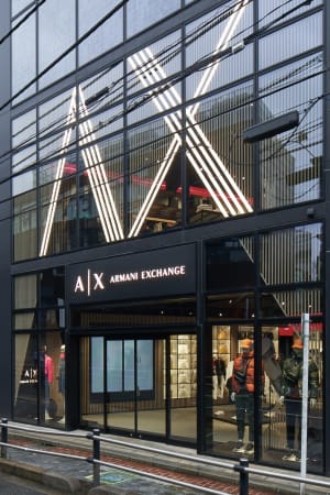「A|X アルマーニ エクスチェンジ」世界初のコンセプトストアが原宿に誕生　充電スポットや珈琲ステーションを設置