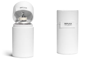 「レプリカ」フレグランスがホリデー限定でケース付き香水を発売　ワントーンのデザインに