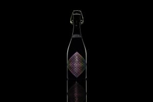 アンリアレイジとサケハンドレッドがコラボ、光と影を表現した日本酒を発売