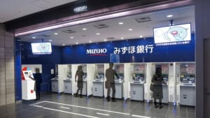 メルカリとみずほ銀行が協業、ATMコーナーに「メルカリポスト」を設置