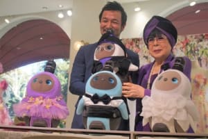 家族型ロボット「らぼっと」のラグジュアリーウェアが登場、ユミカツラがデザイン