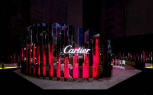 カルティエが表参道交差点に「鏡の庭」を開設、60本のバーを設置