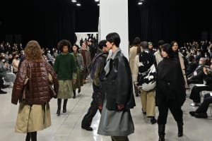 YOKEが「1時間だけの美術館」でオープニング飾る、東京ファッションウィーク開幕