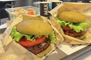 アメリカンバーガーチェーン「Wayback Burgers」日本初上陸　本場のヴィーガンバーガーを堪能