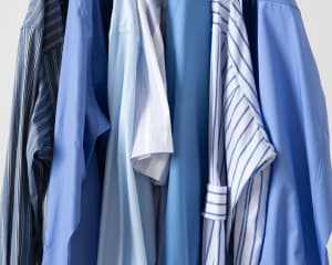 春夏のスタイリングにはマストハブ、ユニセックスで着られる"青シャツ"7選