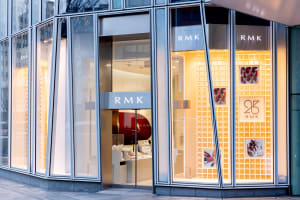 「RMK」25周年記念で青山本店が期間限定ディスプレイに　ロングセラー商品の紹介や新作リップを堪能