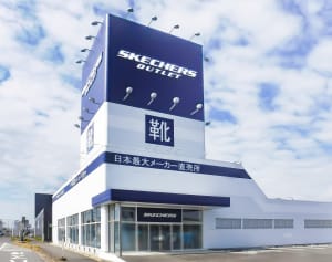 日本初、スケッチャーズの路面型アウトレット店が新所沢とかすみがうらにオープン