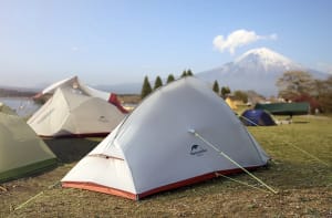"フェスキャンプ"の必須アイテム　設営しやすい自立型テントを紹介