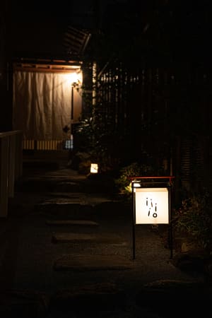乃木坂46の衣装など手掛ける「TEN10」が高円寺にビストロをオープン、BLESSの壁紙や内田繁の椅子を用意