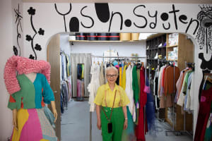 スタイリスト安野ともこが私物を販売する「安野商店」がオープン、映画フラガールの衣装に使用したワンピースなどを展開