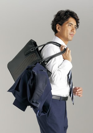 青山商事がバッグに取り付けて持ち歩けるスーツを発売、シワになりにくい生地を使用