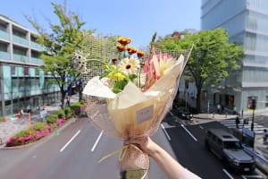 【花と街】表参道・原宿のフローリストが贈る、街に映えるブーケ：NUR flower