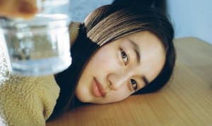 俳優 八木莉可子の写真集が発売、石田真澄が3年半かけて撮影