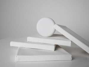 DHOLICのオリジナルコスメ「VAVI MELLO」が新コンセプトを採用　真っ白なパッケージのファンデーションが登場