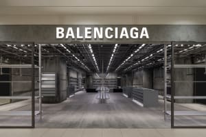バレンシアガが大丸札幌店に新店舗をオープン、“意図的に未完成“の内装に