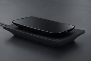バルミューダが「BALMUDA Phone」専用のワイヤレス充電器を発売