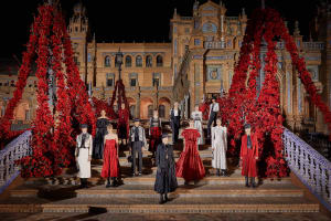 スペイン広場に40人のダンサーが集結　フラメンコを取り入れた「ディオール」2023年クルーズコレクション