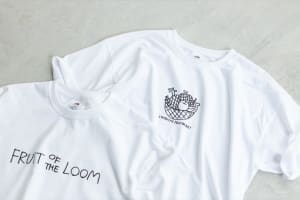 フルーツオブザルームが加賀美健とコラボ、ブランドロゴやイラストをあしらったTシャツを発売