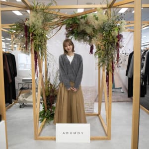 モデル江野沢愛美のブランド「アルムディー」がストライプからデビュー　高身長の女性も着やすいデザインに