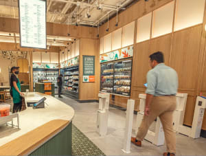 アマゾンの自動決済技術「ジャスト・ウォークアウト」を導入したスターバックスと食品スーパーがNYにオープン