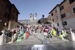102体で描くピッチョーリの壮大な「美」、ヴァレンティノが創業の地ローマのスペイン階段でクチュールショーを開催