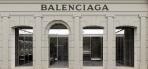 バレンシアガ、パリにクチュールストアをオープン　バング＆オルフセンとコラボしたスピーカーバッグを発売