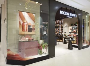 モルトンブラウンがイギリス旗艦店の世界観を再現した国内初の店舗をオープン