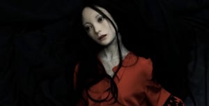 「ワイズ」の服を纏った人形作品　Y’s表参道でインスタレーションを展示