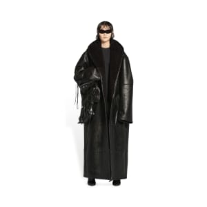バレンシアガ、キノコ由来の素材によるコートを発売　ブラック1色を展開