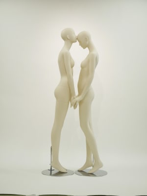 トーマネが初のペアマネキンシリーズを開発、親密なポーズで繋がりを表現