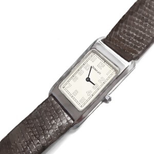 控えめながら愛らしい腕時計　ティファニーの「クラシックスクエア」【連載：sushiのB面コラム】