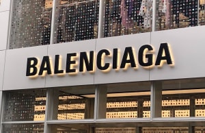 バレンシアガが新キャンペーンヴィジュアルに関する声明を発表　製作者に法的措置を検討