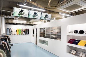 「ディアスポラ スケートボーズ」初の実店舗がオープン、スケートボードギアも販売