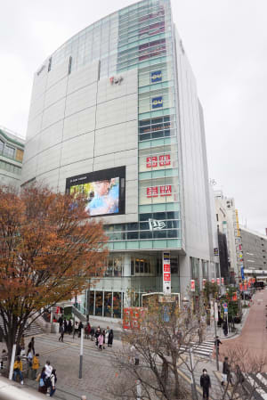 新宿駅東南口「新宿フラッグス」が開業以来初の大規模リニューアル　ユニクロとGUが集客増に貢献