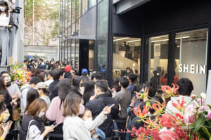 シーイン初の常設店舗「SHEIN TOKYO」がオープン、開店前に150人以上が行列