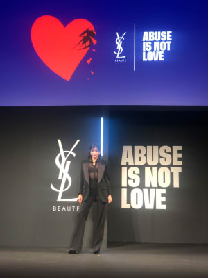 YSLの「ABUSE IS NOT LOVE」活動イベントにローラが登場