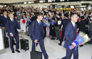 「ダンヒル」のスーツを着用、サッカー日本代表が帰国