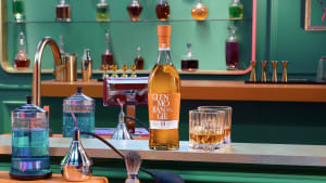 キリンと同じ高さの蒸留器で作るウイスキー「グレンモーレンジィ」が主力商品のパッケージを刷新
